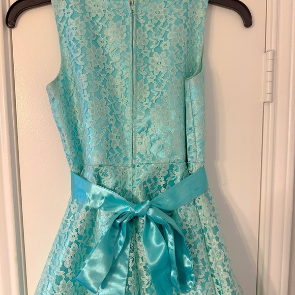 Green Lace Dress - Picture 4 of 4